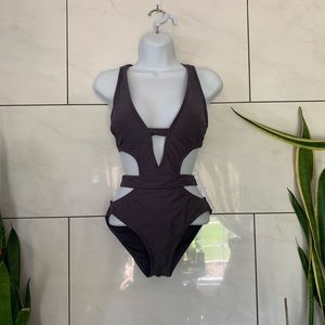 Purple One-piece swimsuit 🌴